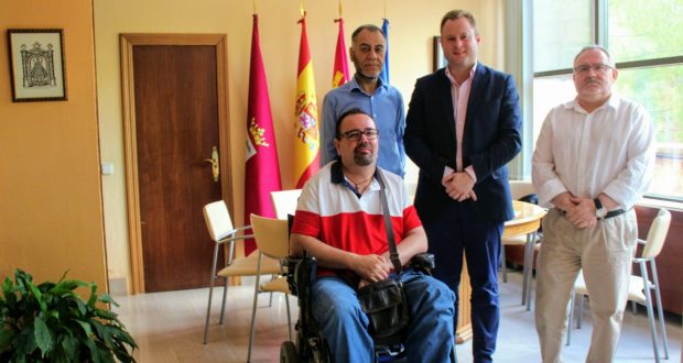 Casañ reafirma su compromiso con Aidiscam para hacer de Albacete una ciudad más inclusiva