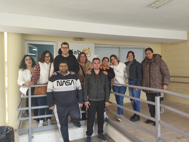 El alumnado de “Conecta con tu Futuro Cuenca” visita la lavandería industrial del grupo Amiab para completar su formación teórica